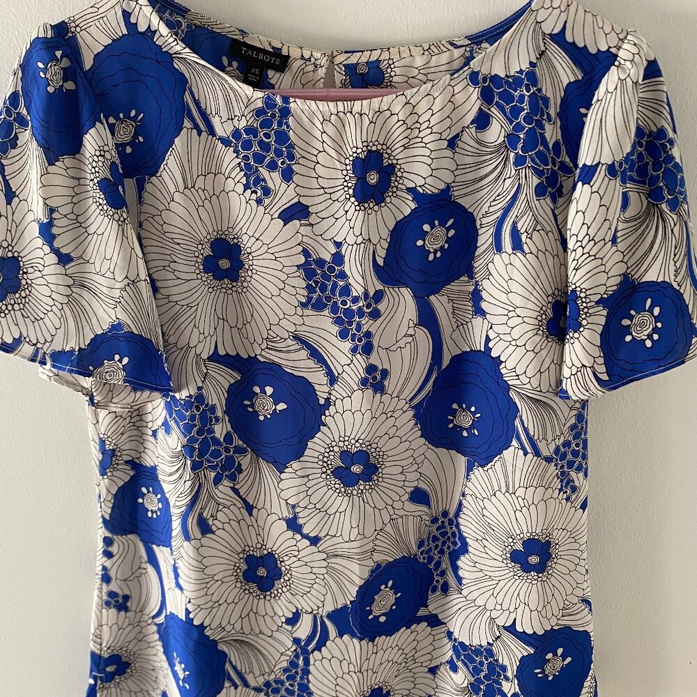 Women's Talbots blue and white floral short sleeve blouse size XS